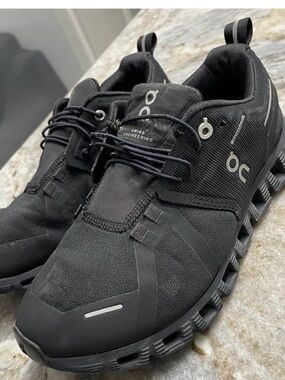 ON Cloud 5 Waterproof Running Shoe (Women) ALL BLACK SIZE 7 (59.98838)